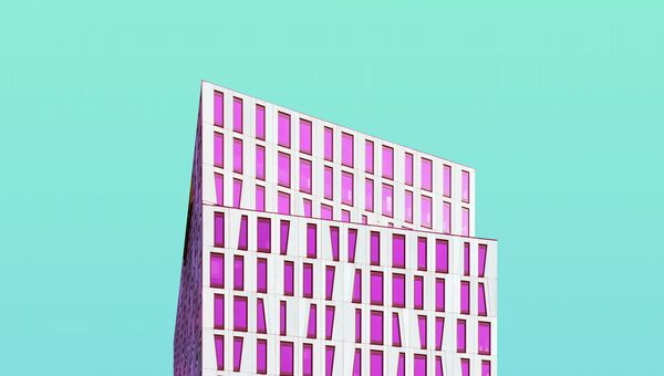 Moderne Architektur vor türkisem Himmel