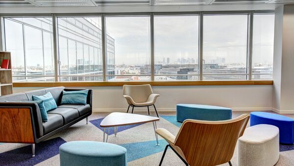 Stilvoller Büroraum mit moderner Einrichtung